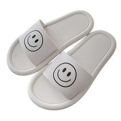 Schwarz-weiß-gelbe Hausschuhe aus Gummi mit Smile-Print