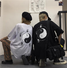 Camiseta holgada con estampado Yin Yang en blanco y negro