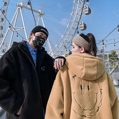 Chaqueta con espalda bordada de piel sintética de felpa negra y amarilla