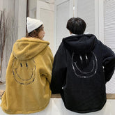 Chaqueta con espalda bordada de piel sintética de felpa negra y amarilla