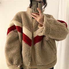 Chaqueta mullida con líneas brillantes en azul y beige