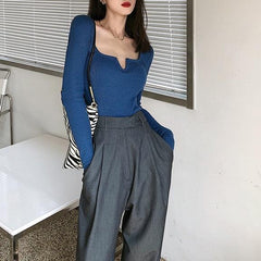 Camisa ajustada de manga larga acanalada con escote azul y marrón