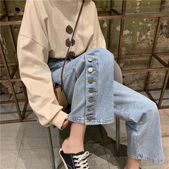 Pantalones vaqueros rectos con botones azules y estética vintage