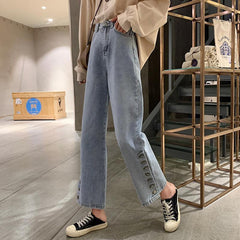 Pantalones vaqueros rectos con botones azules y estética vintage