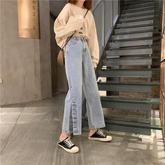 Pantalones vaqueros rectos con botones azules y estética vintage