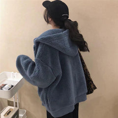 Chaqueta holgada con capucha de piel sintética rizada en azul y verde oscuro