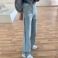 Blaue Jeans im 90er-Jahre-Stil mit hoher Taille und geradem Bein