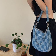 Bolso de lona con cadena fina a cuadros con estética vaquera azul