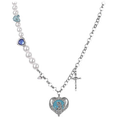 Collar con colgante de corazón azul y cadena de plata con perlas