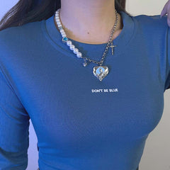 Collar con colgante de corazón azul y cadena de plata con perlas