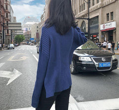 Suéter de punto asimétrico de cuello alto azul