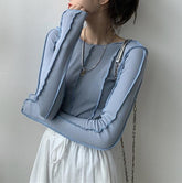 Camisa de manga larga fina acanalada con un diseño suave en azul y rosa