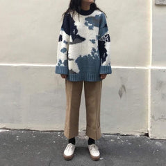 Suéter de punto de lana suelto con cielo azul y nubes blancas