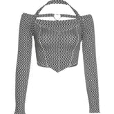 Top corto con hombros descubiertos y mangas con corazón de metal y tartán en el borde