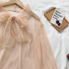 Transparente Netzbluse mit Trompetenärmeln und Fliege