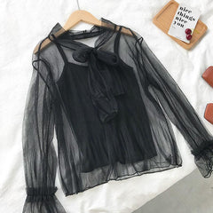 Transparente Netzbluse mit Trompetenärmeln und Fliege