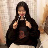 Sudadera oversize negra con estampado de niño