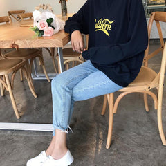 Boyfriend-Jeans aus zerrissenem Denim in Hellblau