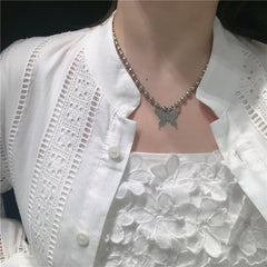 Collar grunge de doble capa con mariposas y alfileres