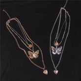 Collar con cadena fina y medallón de corazón con colgante de mariposa