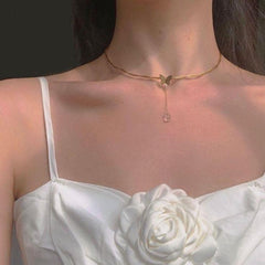 Gargantilla dorada con colgante de mariposa de estética coreana