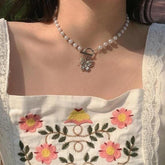 Gargantilla de perlas con círculo de metal y colgante de mariposa