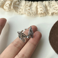 Anillo de plata con alas de mariposa para chica estética