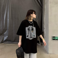 Camiseta holgada blanca y negra con estampado de mariposas y rayos X