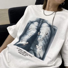 Camiseta holgada blanca y negra con estampado de mariposas y rayos X