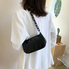 Bolso baguette con estética pastel en color caramelo