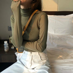 Camisa informal, delgada, de cuello alto y bordes ondulados