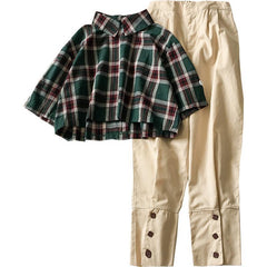 Lässige, cremefarbene Hose mit elastischer Taille und quadratischen Knöpfen