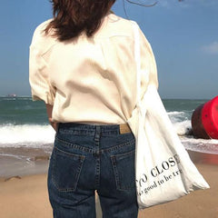 Blusa informal de manga corta con cuello en V y raya diplomática