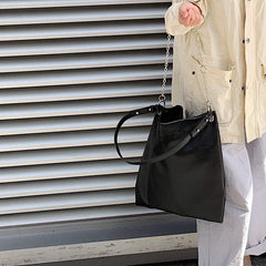 Bolso grande de hombro de cuero negro con correa de cadena