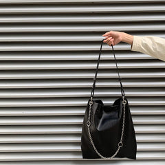 Bolso grande de hombro de cuero negro con correa de cadena