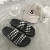 Sandalias planas de goma de PU negras a cuadros para verano