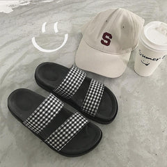 Sandalias planas de goma de PU negras a cuadros para verano