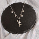 Collar de cadena metálica plateada con corazones de querubín