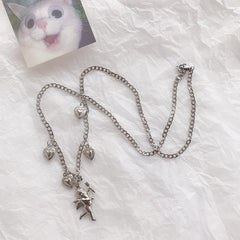 Collar de cadena metálica plateada con corazones de querubín
