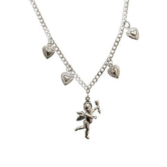 Collar de cadena metálica plateada con corazones de querubín