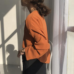 Blusa elegante y chic con escote en V en color negro, naranja y rosa