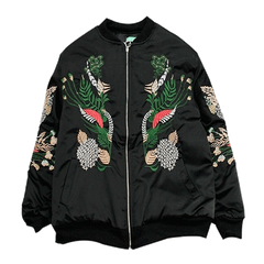 Schwarze Seidenjacke mit chinesischer Pflanzenstickerei