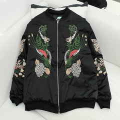 Schwarze Seidenjacke mit chinesischer Pflanzenstickerei