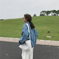 Klassische, hellblau verwaschene Oversize-Jeansjacke