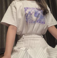 Camiseta blanca con estampado de unicornio limpio y libre