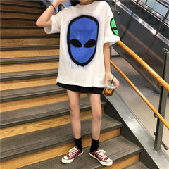Camiseta blanca holgada con estampado de cara de extraterrestre colorido