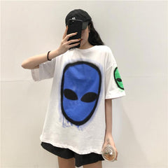 Camiseta blanca holgada con estampado de cara de extraterrestre colorido