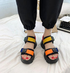 Sandalias de verano con plataforma blanca y tiras de hebillas de colores