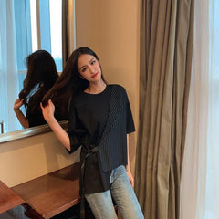 Camiseta blanca irregular con rayas y costuras en contraste