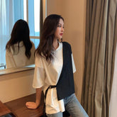 Camiseta blanca irregular con rayas y costuras en contraste